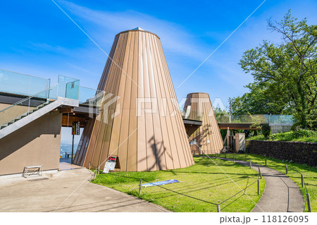 後ろから見た粟ヶ岳にある茶草場テラスの風景(静岡県) 118126095