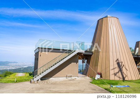 後ろから見た粟ヶ岳にある茶草場テラスの風景(静岡県) 118126096