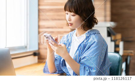 スマホを使うビジネスウーマン スマホを使うビジネスウーマン 118126117