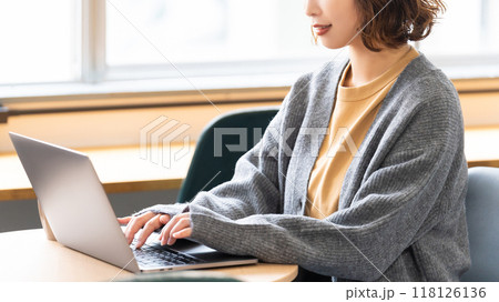 パソコンを使う笑顔のビジネスウーマン 118126136