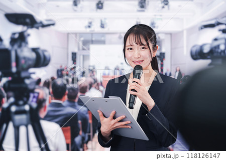 記者会見場からレポートをする女性記者 記者会見場からレポートをする女性記者 118126147