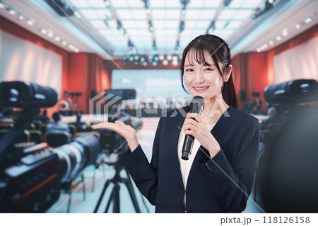 記者会見場からレポートをする女性記者 記者会見場からレポートをする女性記者 118126158