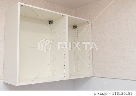 Installation of a suspended kitchen cabinet Installation of a suspended kitchen cabinet 118126185