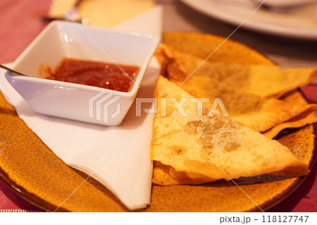 本格的インドネシア料理店でパンシットゴレン(インドネシア風揚げ餃子) 本格的インドネシア料理店でパンシットゴレン(インドネシア風揚げ餃子) 118127747