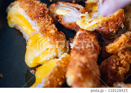 食べ物　チーズミルフィーユカツ 118128425