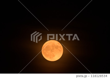 北杜市白州町、昇ったばかりの赤い満月バックムーン 118128534