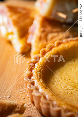 食べ物　ホットサンドとチーズケーキ 118128752