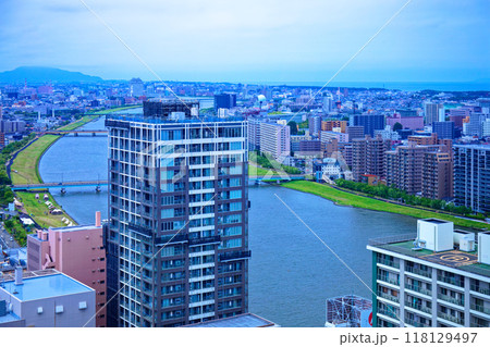 メディアシップ展望台より信濃川上流方面の街並みを望む メディアシップ展望台より信濃川上流方面の街並みを望む 118129497