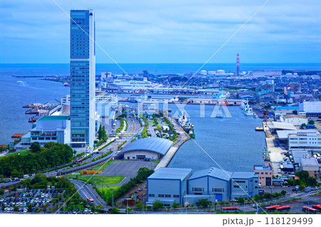 メディアシップ展望台より朱鷺メッセ・Befcoばかうけ展望室を望む 118129499