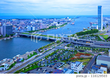 メディアシップ展望台より朱鷺メッセと新潟市歴史博物館方面の風景を望む メディアシップ展望台より朱鷺メッセと新潟市歴史博物館方面の風景を望む 118129503