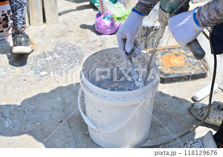 塗料を混ぜる塗装職人 住宅 外壁塗装 塗料を混ぜる塗装職人 住宅 外壁塗装 118129676