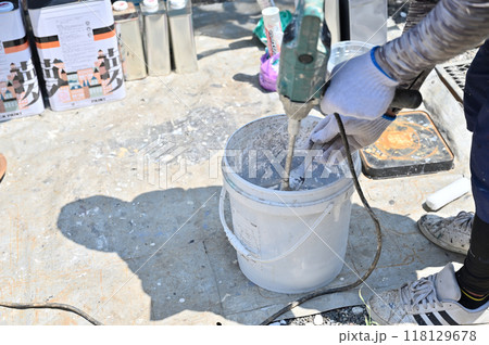 塗料を混ぜる塗装職人　住宅　外壁塗装 118129678