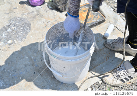 塗料を混ぜる塗装職人　住宅　外壁塗装 118129679