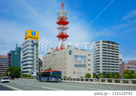 信濃川に架かる萬代橋とNTT万代橋ビル、街並み　万代橋 118129791