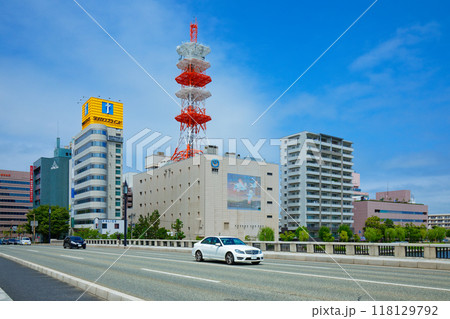 信濃川に架かる萬代橋とNTT万代橋ビル、街並み　万代橋 118129792