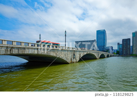 萬代橋と新潟日報社・メディアシップ 高層ビル 萬代橋と新潟日報社・メディアシップ 高層ビル 118129825