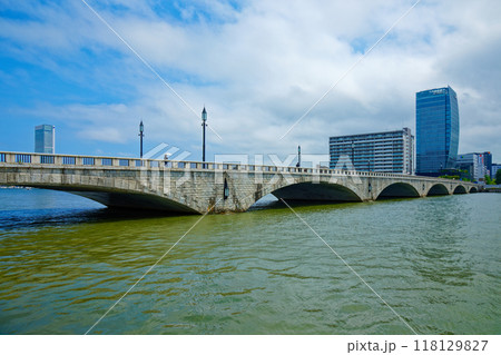 萬代橋と新潟日報社・メディアシップ、朱鷺メッセ・Befcoばかうけ展望室 高層ビル 萬代橋と新潟日報社・メディアシップ、朱鷺メッセ・Befcoばかうけ展望室 高層ビル 118129827