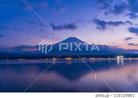 【山梨県】山中湖畔から望む富士山・登山者の灯り 残月 【山梨県】山中湖畔から望む富士山・登山者の灯り 残月 118129861