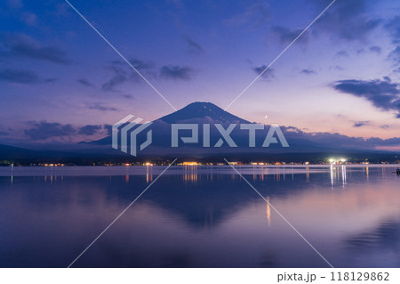 【山梨県】山中湖畔から望む富士山・登山者の灯り 残月 【山梨県】山中湖畔から望む富士山・登山者の灯り 残月 118129862