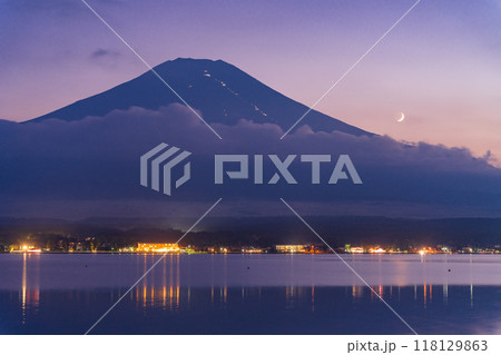 【山梨県】山中湖畔から望む富士山・登山者の灯り　残月 118129863