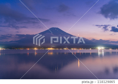 【山梨県】山中湖畔から望む富士山・登山者の灯り　残月 118129865