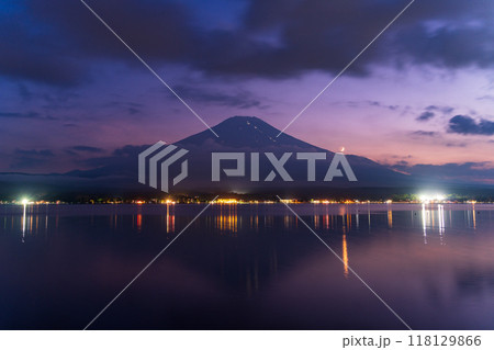 【山梨県】山中湖畔から望む富士山・登山者の灯り　残月 118129866