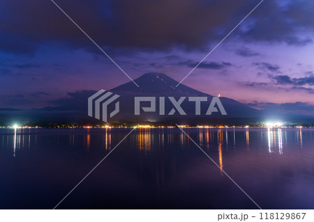 【山梨県】山中湖畔から望む富士山・登山者の灯り　残月 118129867