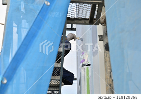 刷毛で細部を丁寧に塗装する塗装職人 住宅塗装工事 刷毛で細部を丁寧に塗装する塗装職人 住宅塗装工事 118129868