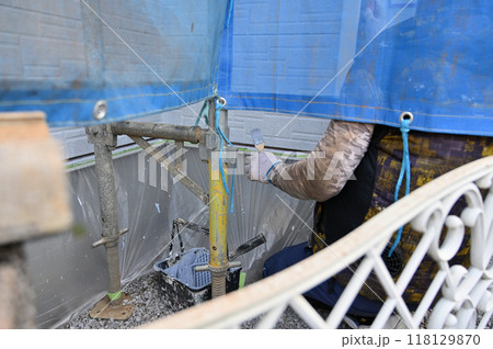 刷毛で細部を丁寧に塗装する塗装職人 住宅塗装工事 刷毛で細部を丁寧に塗装する塗装職人 住宅塗装工事 118129870