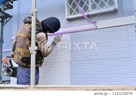 刷毛で細部を丁寧に塗装する塗装職人　住宅塗装工事　 118129874