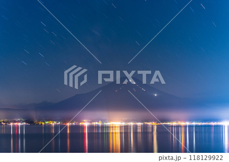 【山梨県】山中湖・湖畔から望む富士登山者の灯り 夜景 【山梨県】山中湖・湖畔から望む富士登山者の灯り 夜景 118129922