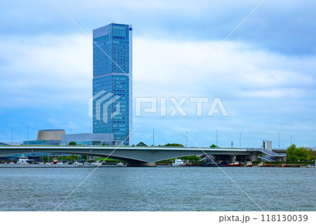 信濃川に架かる柳都大橋と朱鷺メッセ　Befcoばかうけ展望室 118130039