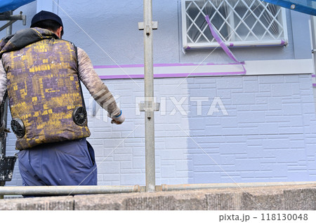 ローラーで塗装する塗装職人　外壁塗装工事　 118130048