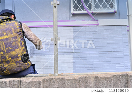 ローラーで塗装する塗装職人 外壁塗装工事  ローラーで塗装する塗装職人 外壁塗装工事  118130050