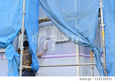 ローラーで塗装する塗装職人　外壁塗装工事　 118130052