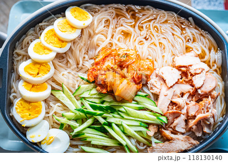 食べ物　キムチ冷麺 118130140