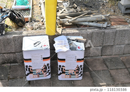 外壁塗装工事の風景　一斗缶　塗料　住宅 118130386