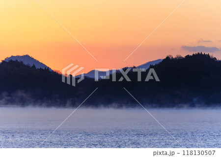 冬の瀬戸内　毛嵐流れる朝の景色 118130507