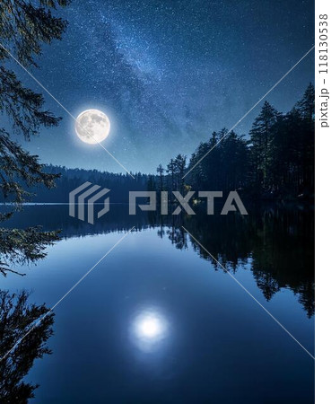 湖に反射する満月と森の風景画 湖に反射する満月と森の風景画 118130538