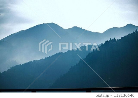 雲のかかる山 幻想的な風景 雲のかかる山 幻想的な風景 118130540