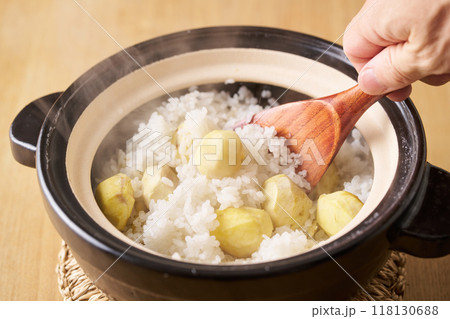 土鍋で炊いた栗ご飯 土鍋で炊いた栗ご飯 118130688