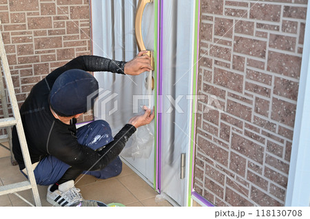 養生をする職人 住宅塗装工事 塗装職人 養生をする職人 住宅塗装工事 塗装職人 118130708