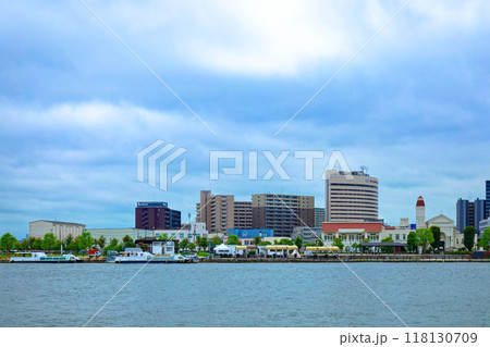 万代テラス ハジマリヒロバに停泊中の水上バス信濃川ウォーターシャトル 118130709