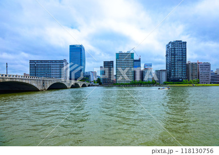 萬代橋と新潟日報社・メディアシップ、やすらぎ堤沿いのビル群 118130756