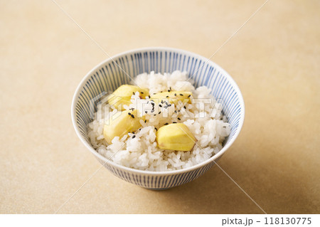 茶碗に盛り付けた栗ご飯 118130775