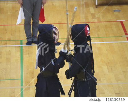 剣道の鍔迫り合い 剣道の鍔迫り合い 118130889