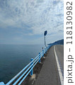 海へと続く道　のんびりと 118130982