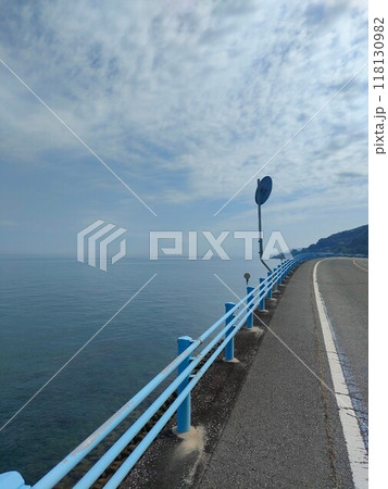 海へと続く道 のんびりと 海へと続く道 のんびりと 118130982