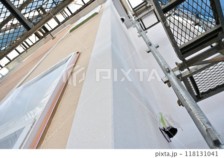 住宅塗装工事の風景 養生された窓 足場 住宅塗装工事の風景 養生された窓 足場 118131041