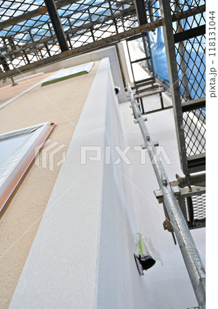 住宅塗装工事の風景 養生された窓 足場  住宅塗装工事の風景 養生された窓 足場  118131044